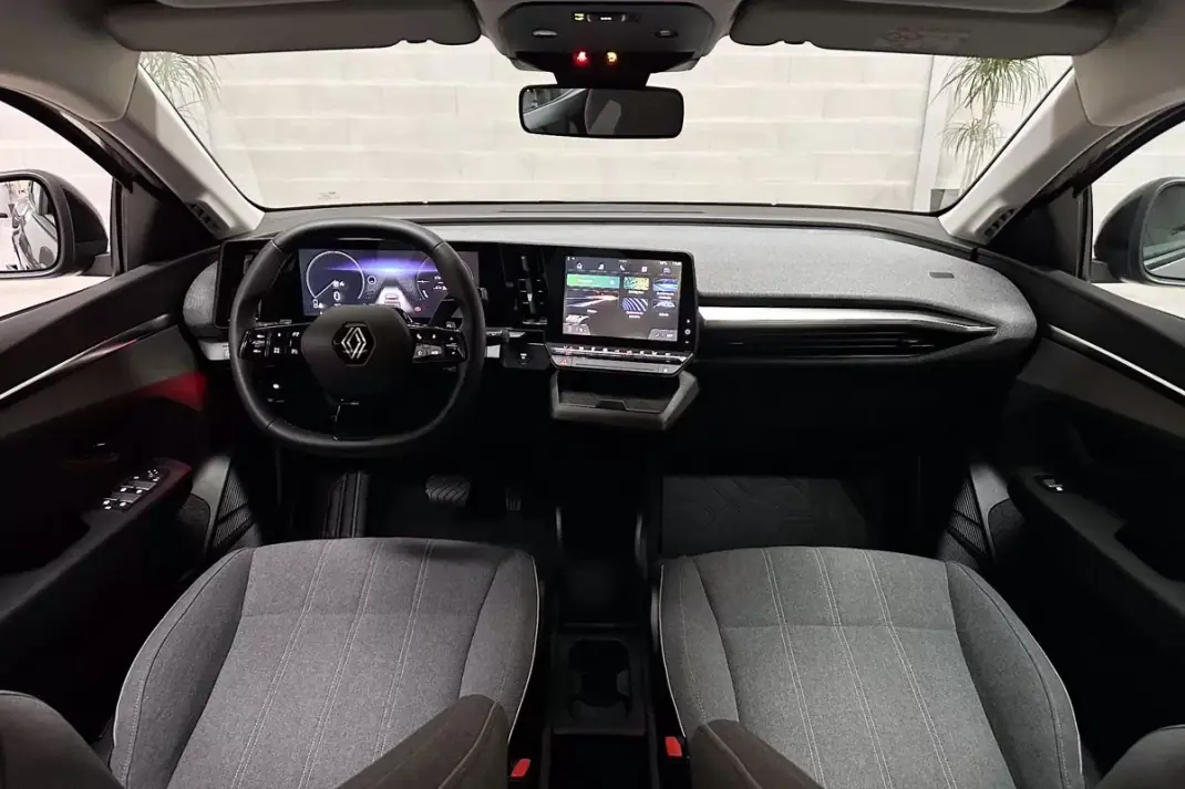 Renault Mégane E-Tech 2022 - 22450 EUR, 48129 km - AUTO.MOTO.pt - 48129km - foto 12 de 38