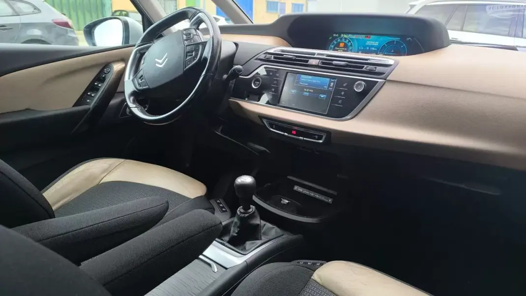 Citroën C4 Grand Picasso 2015 - 10900 EUR, 175000 km - AUTO.MOTO.pt - 175000km - foto 18 de 20