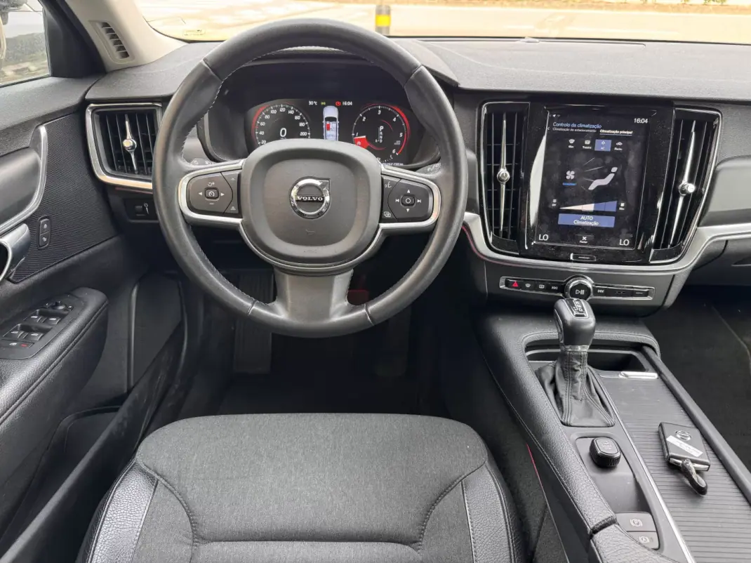 Volvo V90 2017 - 23750 EUR, 133014 km - AUTO.MOTO.pt - 133014km - foto 9 de 25