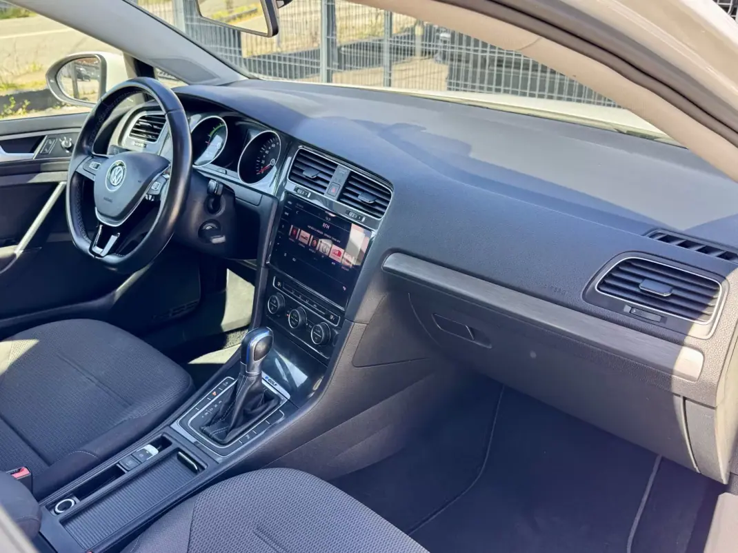 Volkswagen e-Golf 2019 - 16500 EUR, 70000 km - AUTO.MOTO.pt - 70000km - foto 9 de 18