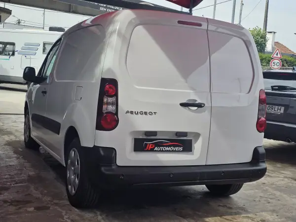 Peugeot Partner 3 lugares Longa 2017 - 8750 EUR, 234000 km - AUTO.MOTO.pt - 234000km - foto 11 de 12