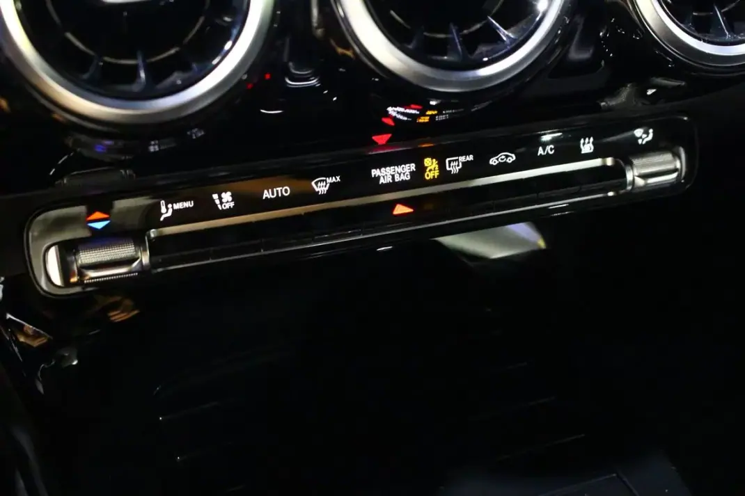 Mercedes-Benz CLA 250 2022 - 28900 EUR, 99000 km - AUTO.MOTO.pt - 99000km - foto 29 de 32