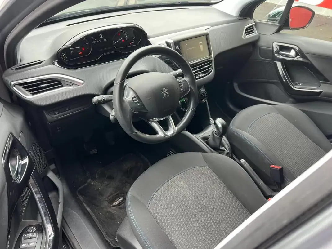 Peugeot 208 2019 - 7990 EUR, 135015 km - AUTO.MOTO.pt - 135015km - foto 9 de 12