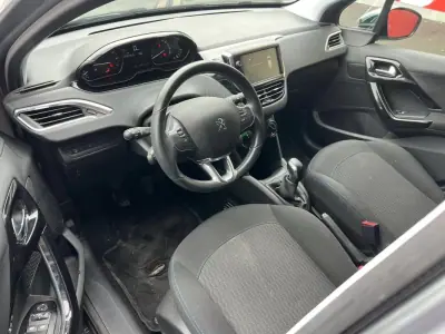 Peugeot 208 2019 - 7990 EUR, 135015 km - AUTO.MOTO.pt - 135015km - foto 9 de 12