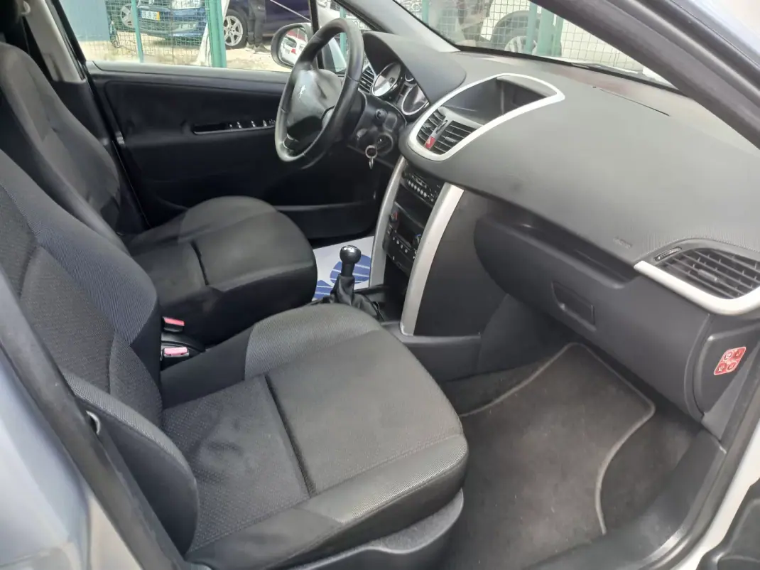 Peugeot 207 2012 - 5250 EUR, 180948 km - AUTO.MOTO.pt - 180948km - foto 24 de 28