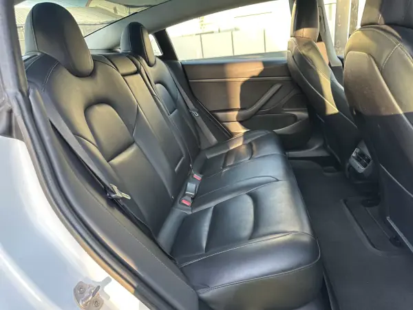 Tesla Model 3 2019 - 24900 EUR, 170000 km - 170000km - foto 38 de 49