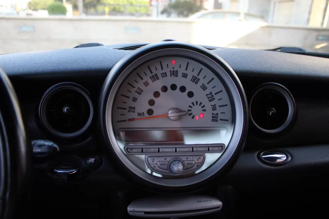 MINI Cooper 2010 - 8350 EUR, 246500 km - 246500km - foto 9 de 22