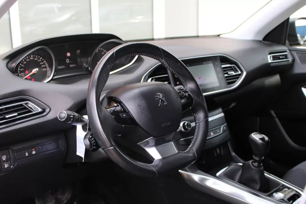 Peugeot 308 SW 2020 - 14990 EUR, 130000 km - AUTO.MOTO.pt - 130000km - foto 16 de 25