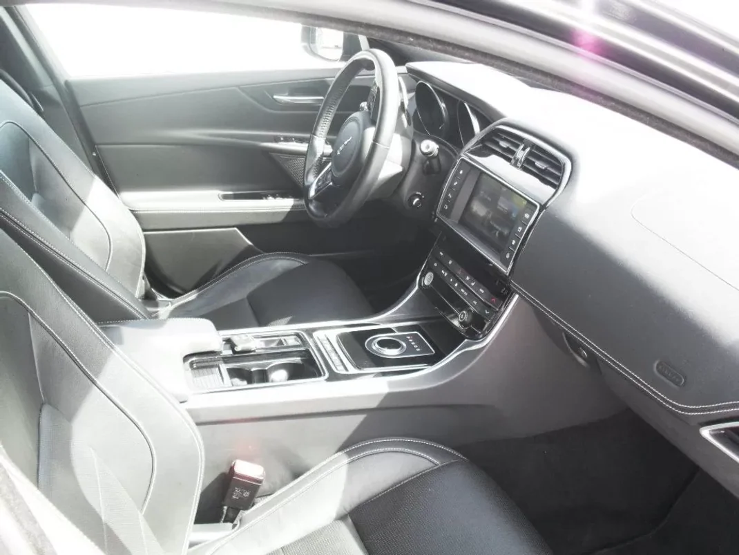 Jaguar XE 2017 - 25950 EUR, 59977 km - 59977km - foto 9 de 35