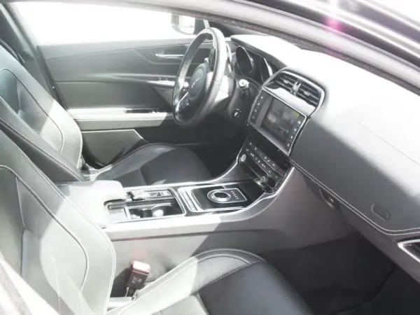 Jaguar XE 2017 - 25950 EUR, 59977 km - AUTO.MOTO.pt - 59977km - foto 9 de 35