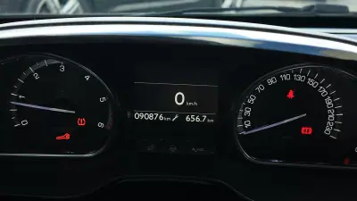 Peugeot 2008 2018 - 16750 EUR, 88000 km - AUTO.MOTO.pt - 88000km - foto 10 de 20