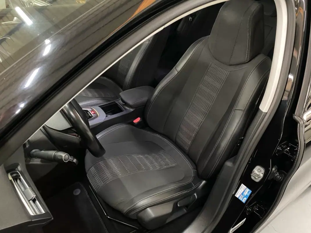 Peugeot 308 SW 2019 - 12450 EUR, 65800 km - AUTO.MOTO.pt - 65800km - foto 16 de 19