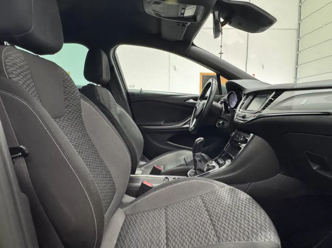 Opel Astra Sports Tourer 2019 - 11990 EUR, 117000 km - 117000km - foto 23 de 24