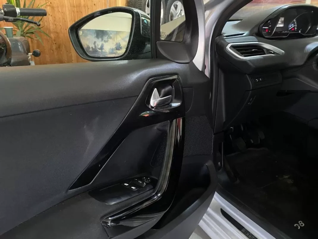 Peugeot 208 2016 - 10900 EUR, 139000 km - AUTO.MOTO.pt - 139000km - foto 7 de 17