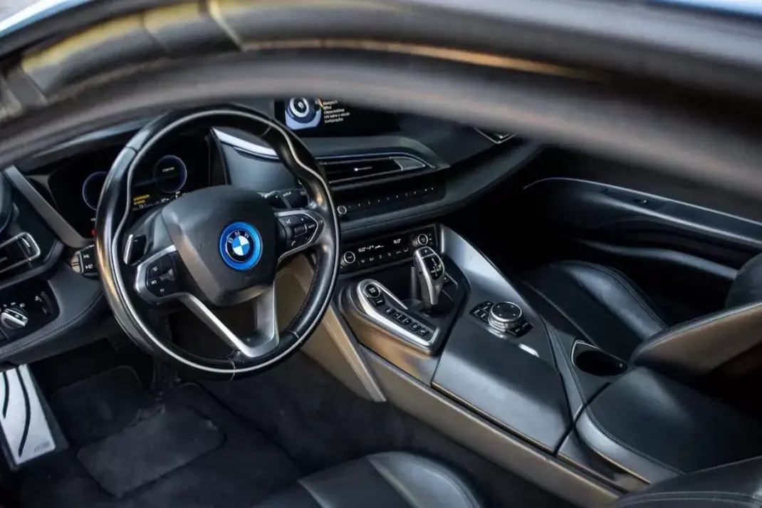 BMW i8 2016 - 61900 EUR, 93668 km - 93668km - foto 36 de 45