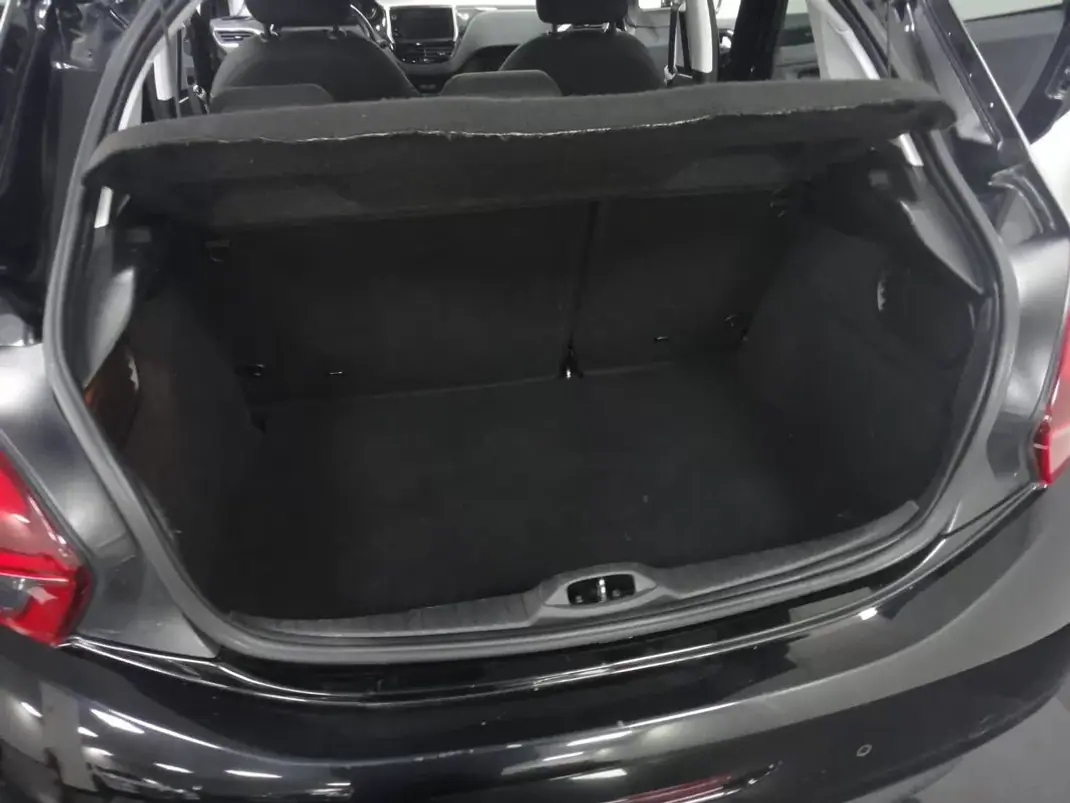 Peugeot 208 2018 - 8900 EUR, 82000 km - AUTO.MOTO.pt - 82000km - foto 13 de 23