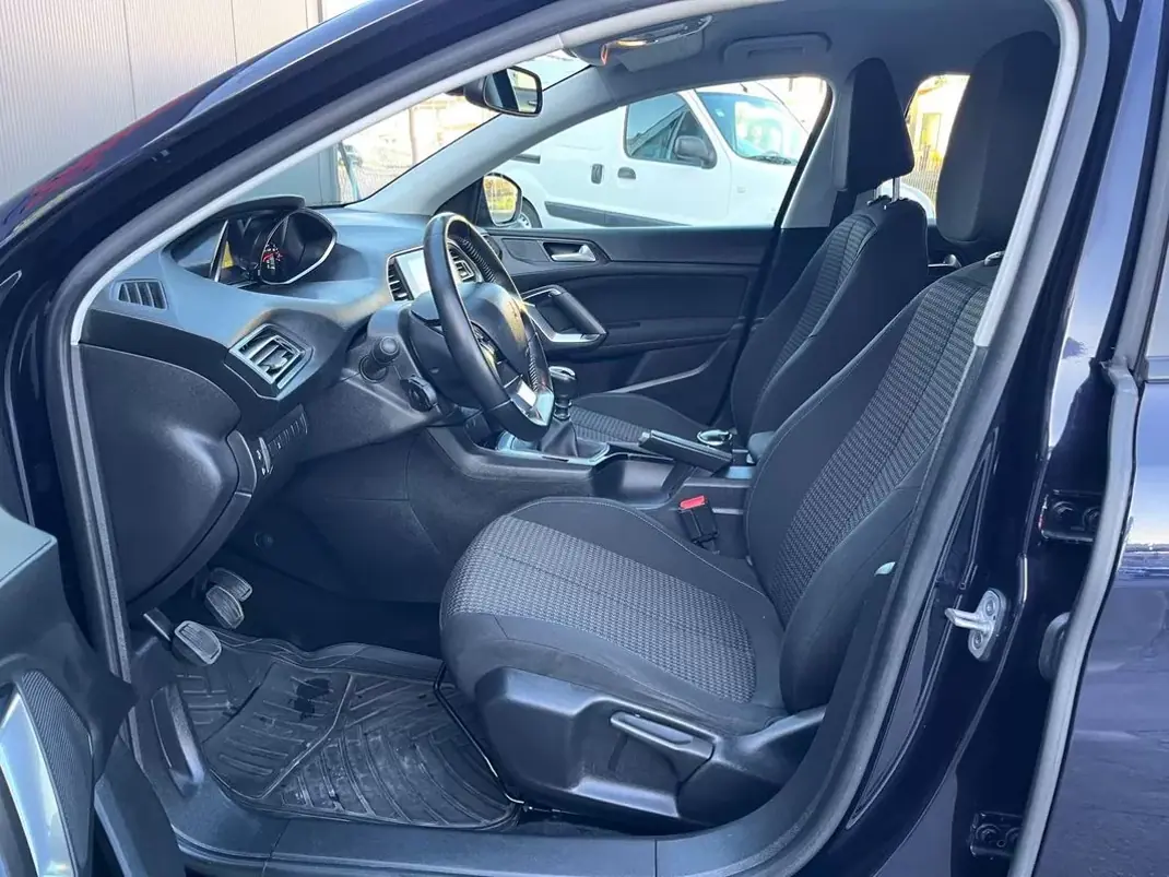 Peugeot 308 2019 - 10900 EUR, 131000 km - AUTO.MOTO.pt - 131000km - foto 10 de 27