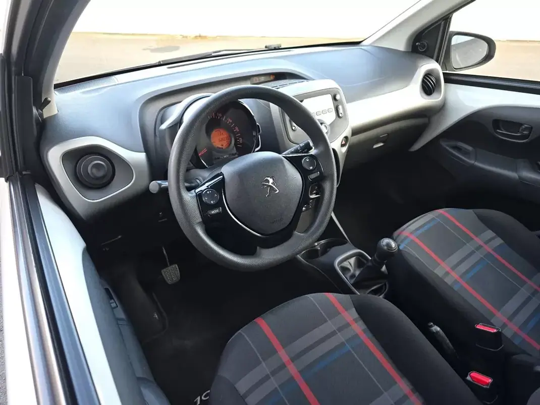 Peugeot 108 2014 - 6750 EUR, 58030 km - AUTO.MOTO.pt - 58030km - foto 10 de 28