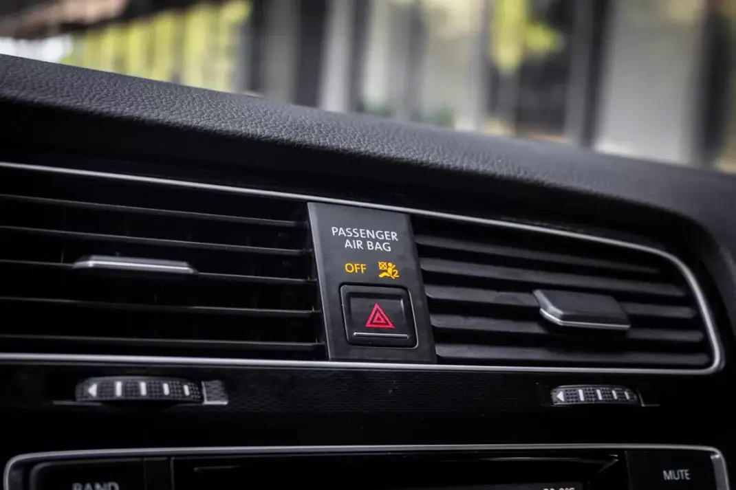 Volkswagen Golf 2015 - 24990 EUR, 83192 km - AUTO.MOTO.pt - 83192km - foto 26 de 45