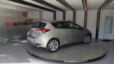 Toyota Auris 2015 — foto 4 de 53
