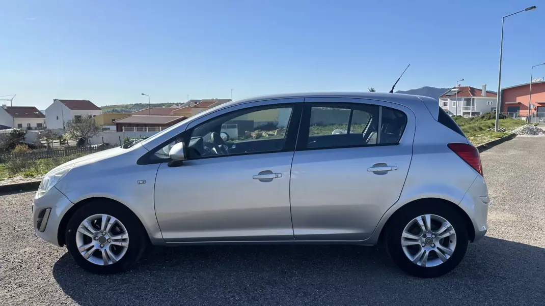 Opel Corsa 2013 - 4650 EUR, 212000 km - AUTO.MOTO.pt - 212000km - foto 4 de 13