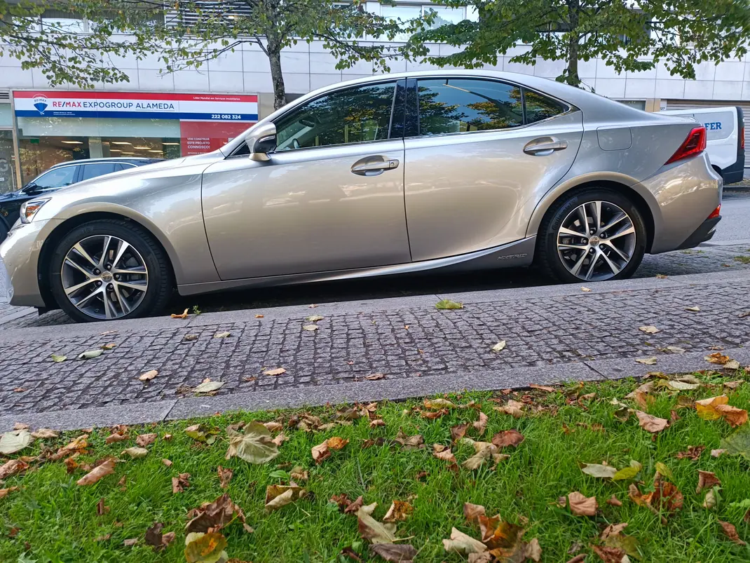 Lexus IS 300H 2018 - 25500 EUR, 68500 km - AUTO.MOTO.pt - 68500km - foto 2 de 4