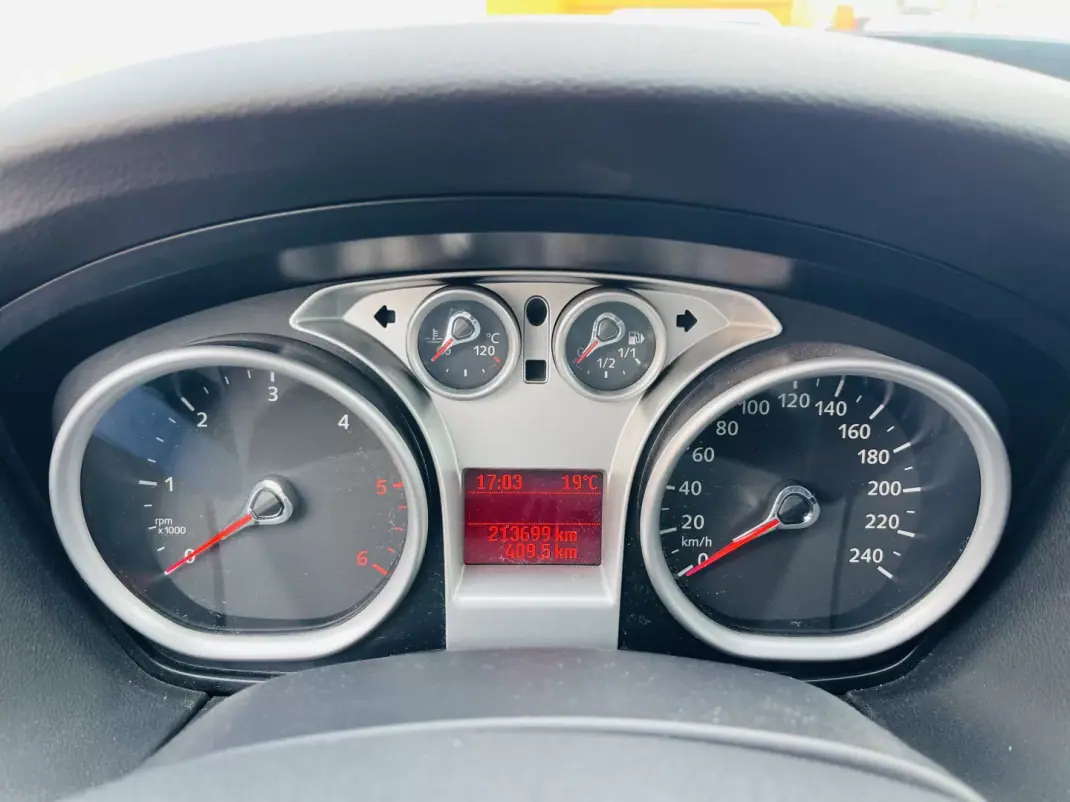 Ford Focus 2010 - 5950 EUR, 213699 km - AUTO.MOTO.pt - 213699km - foto 11 de 12