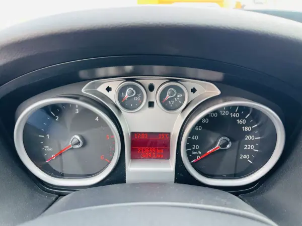 Ford Focus 2010 - 5950 EUR, 213699 km - AUTO.MOTO.pt - 213699km - foto 11 de 12