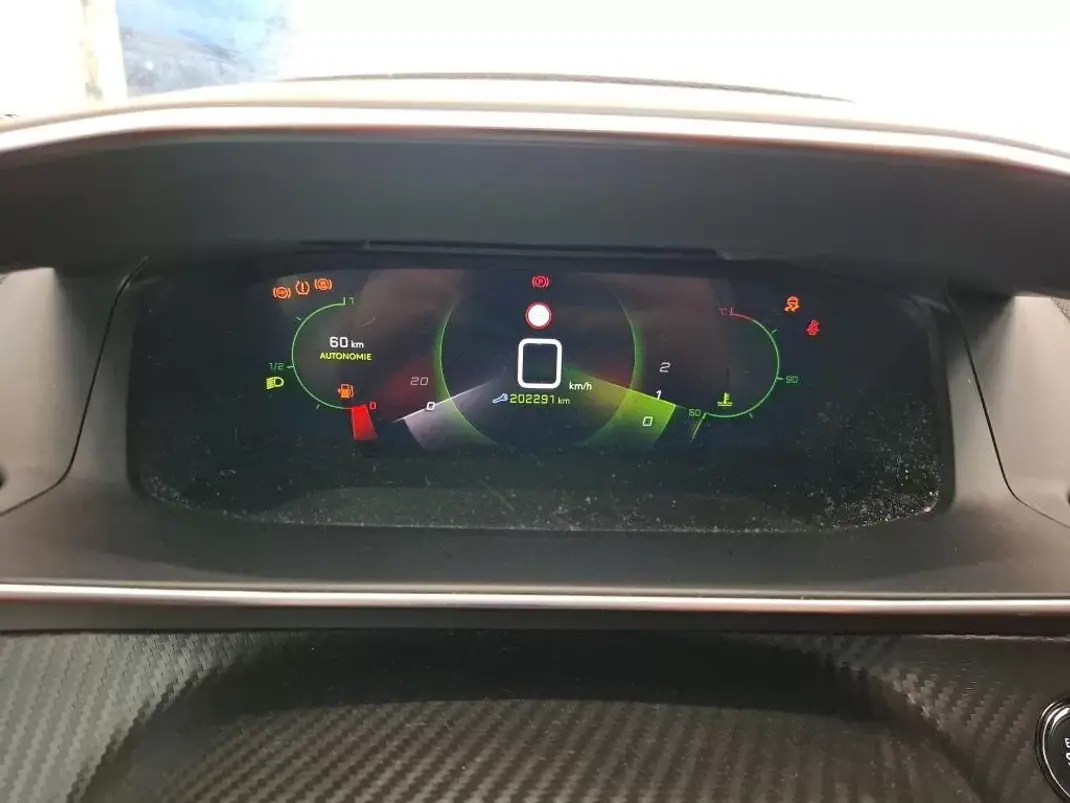 Peugeot 2008 2021 - 12750 EUR, 202291 km - AUTO.MOTO.pt - 202291km - foto 6 de 7