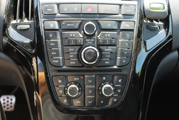 Opel Astra Coupe 2016 - 23000 EUR, 90000 km - AUTO.MOTO.pt - 90000km - foto 28 de 32