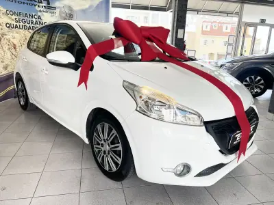 Peugeot 208 2013 - 7600 EUR, 235844 km - AUTO.MOTO.pt - 235844km - foto 2 de 19