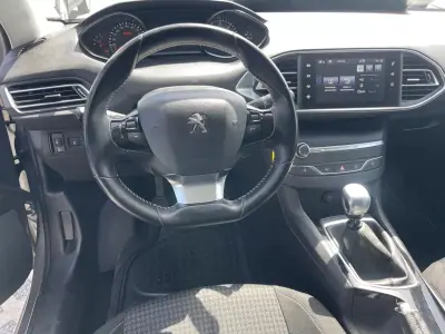 Peugeot 308 2017 - 11950 EUR, 120818 km - AUTO.MOTO.pt - 120818km - foto 10 de 12