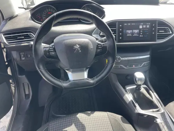 Peugeot 308 2017 - 11950 EUR, 120818 km - AUTO.MOTO.pt - 120818km - foto 10 de 12
