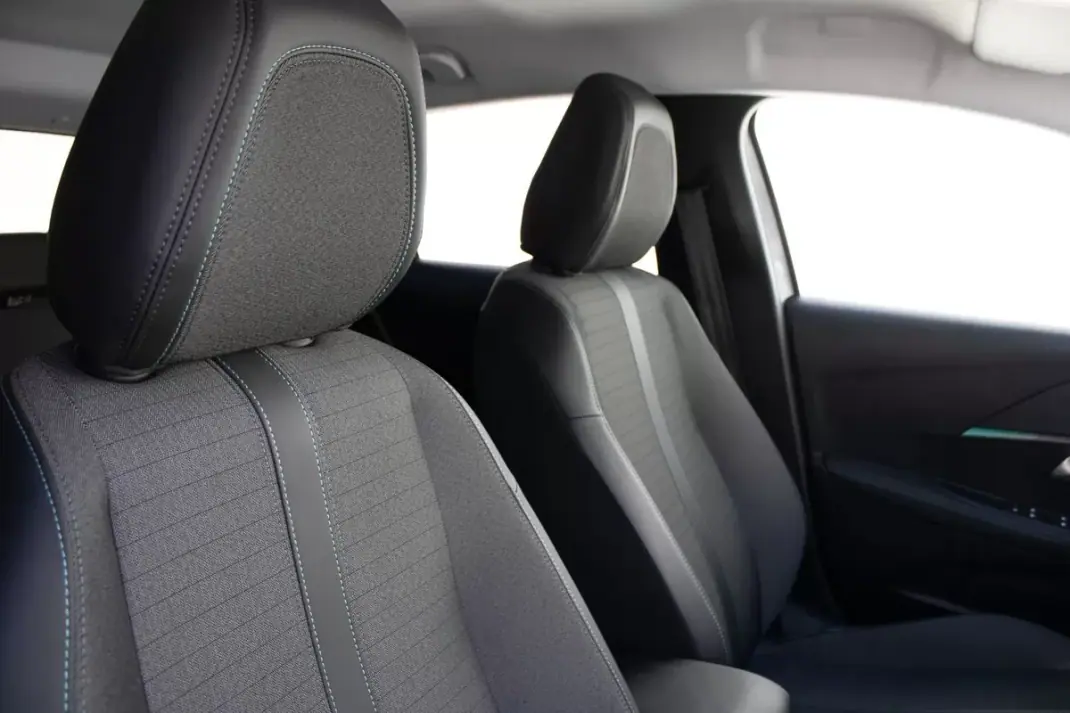 Peugeot 208 2023 - 16999 EUR, 96737 km - AUTO.MOTO.pt - 96737km - foto 14 de 34