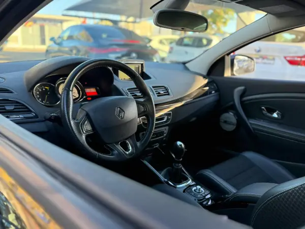 Renault Mégane Coupe 2014 - 12900 EUR, 155557 km - AUTO.MOTO.pt - 155557km - foto 15 de 32