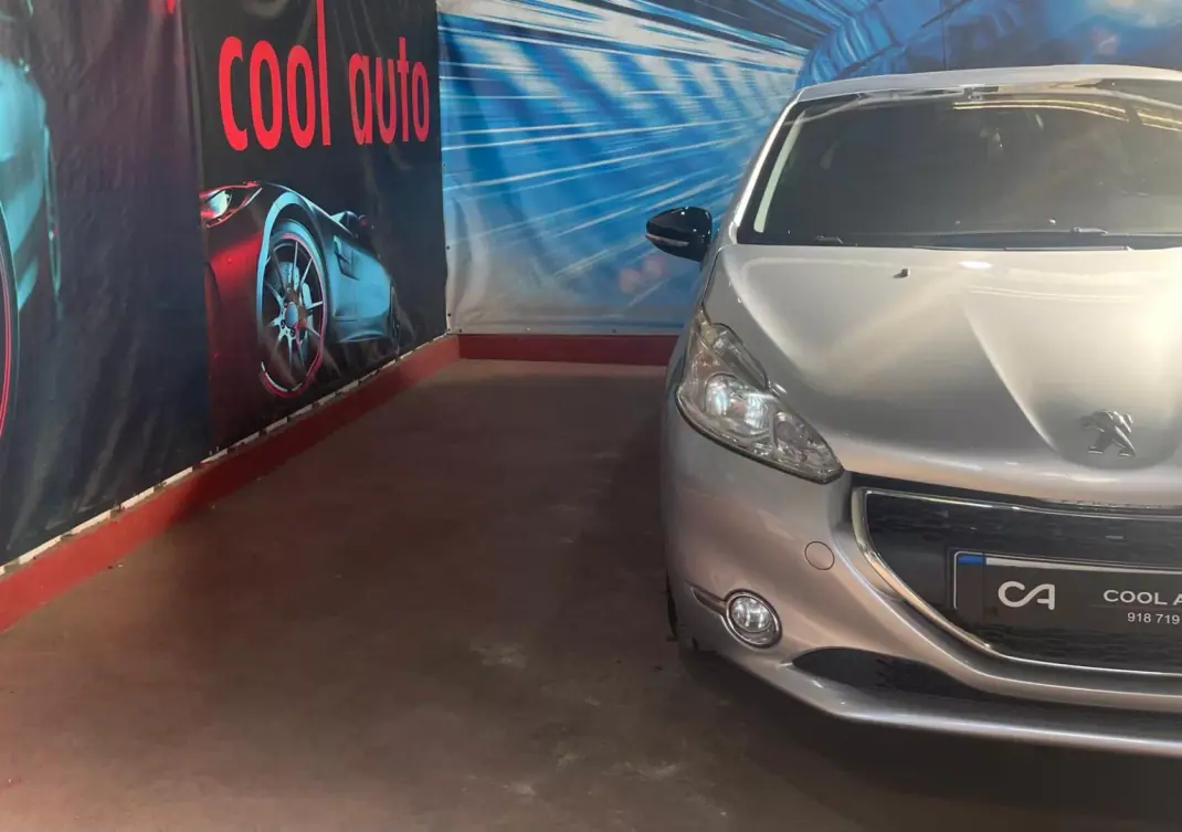 Peugeot 208 2013 - 6999 EUR, 195000 km - AUTO.MOTO.pt - 195000km - foto 10 de 35