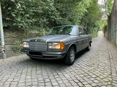 Mercedes-Benz 300 1982 - 13900 EUR, 233000 km - AUTO.MOTO.pt - 233000km - foto 28 de 32