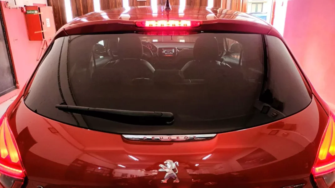 Peugeot 208 2015 - 11990 EUR, 110463 km - AUTO.MOTO.pt - 110463km - foto 11 de 71