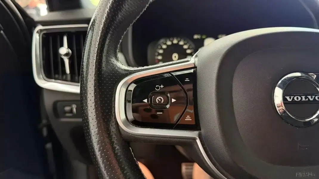 Volvo V90 2018 - 23990 EUR, 166090 km - AUTO.MOTO.pt - 166090km - foto 17 de 31