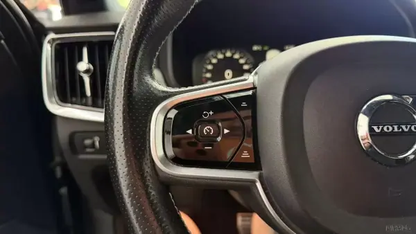 Volvo V90 2018 - 23990 EUR, 166090 km - AUTO.MOTO.pt - 166090km - foto 17 de 31