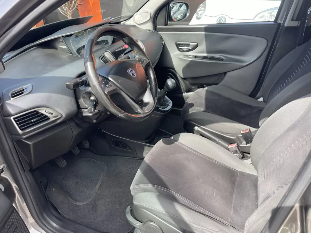Lancia Ypsilon 2011 - 5950 EUR, 184167 km - 184167km - foto 8 de 12