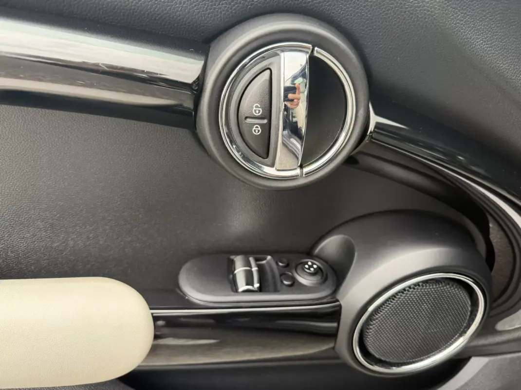 MINI 3 Portas 2016 - 17990 EUR, 130000 km - AUTO.MOTO.pt - 130000km - foto 28 de 30