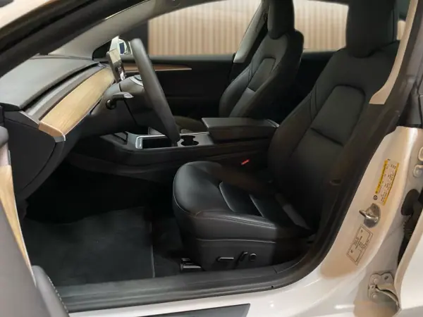 Tesla Model 3 2023 - 30950 EUR, 79791 km - AUTO.MOTO.pt - 79791km - foto 7 de 20
