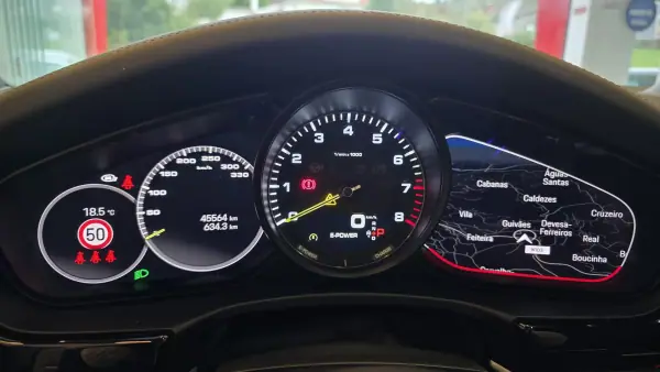 Porsche Panamera Sport Turismo 2024 - 119900 EUR, 45564 km - AUTO.MOTO.pt - 45564km - foto 48 de 63