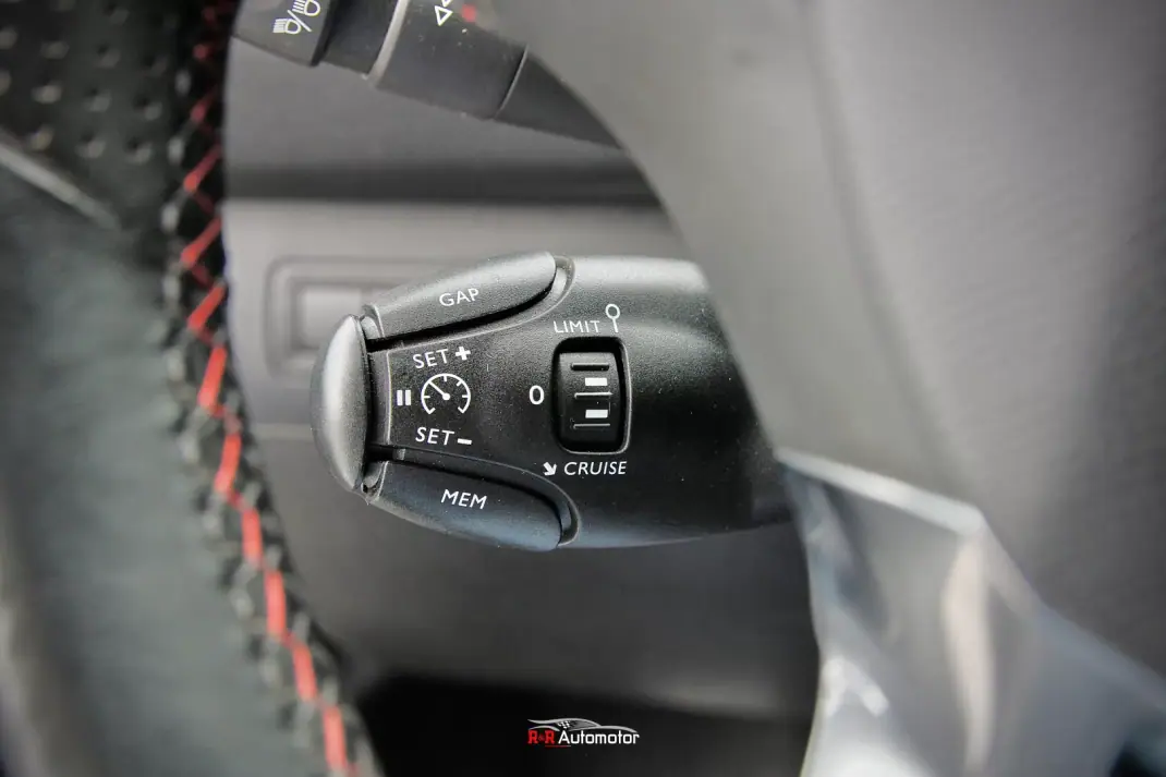 Peugeot 308 2018 - 14750 EUR, 218000 km - 218000km - foto 38 de 42