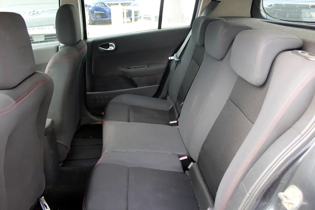 Renault Mégane 2006 - 1000 EUR, 324800 km - AUTO.MOTO.pt - 324800km - foto 8 de 16