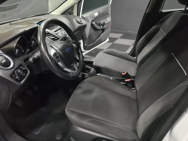Ford Fiesta 2015 - 10750 EUR, 165000 km - AUTO.MOTO.pt - 165000km - foto 6 de 23