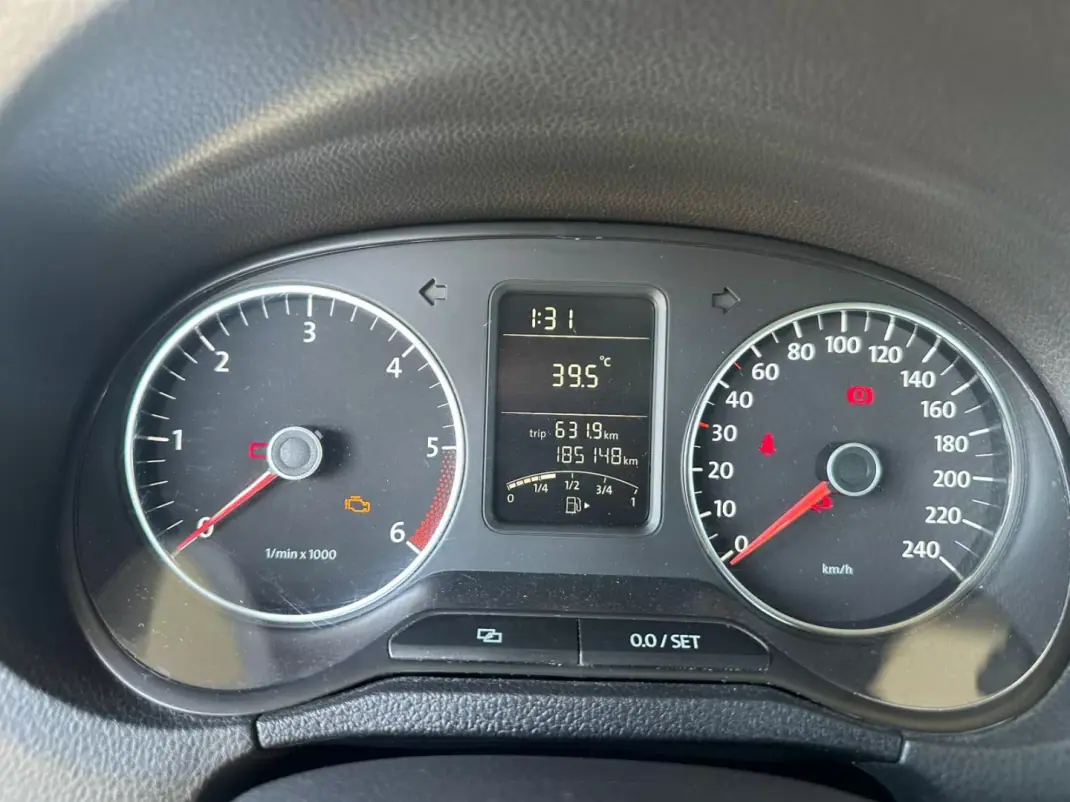 Volkswagen Polo 2009 - 9900 EUR, 185146 km - AUTO.MOTO.pt - 185146km - foto 18 de 28