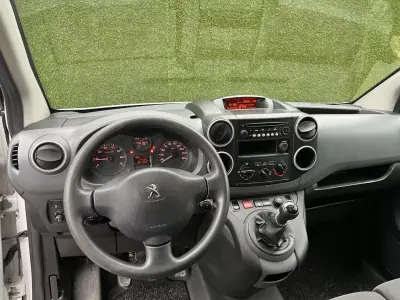Peugeot Partner 1.6 BlueHdi 3 Lug 2018 - 9800 EUR, 200000 km - AUTO.MOTO.pt - 200000km - foto 10 de 20