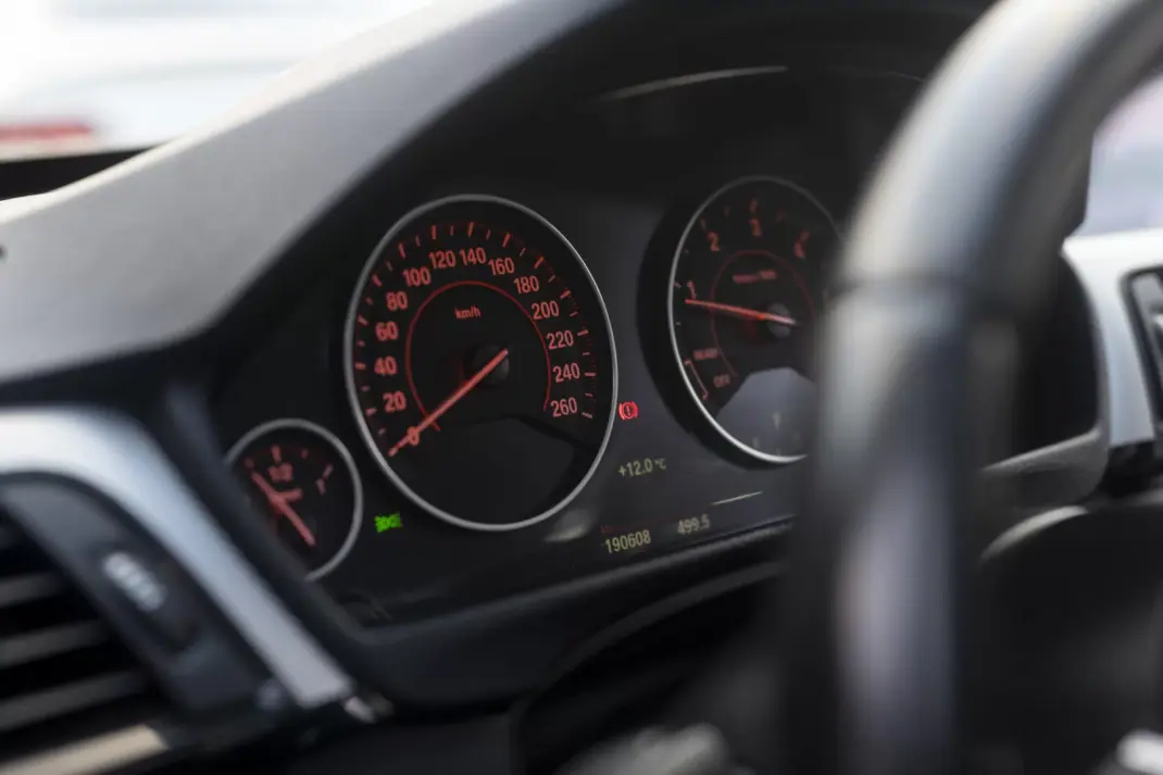 BMW 320 2015 - 19900 EUR, 190600 km - AUTO.MOTO.pt - 190600km - foto 12 de 32